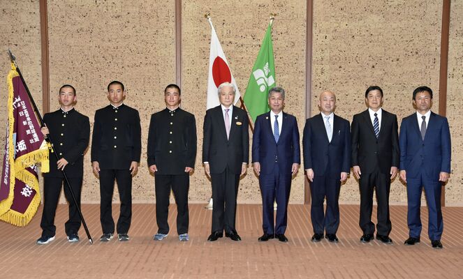 福田知事（左から４人目）に出場を報告した石橋の選手ら