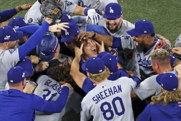 米大リーグ、ブルージェイズとのワールドシリーズ第7戦を制して2連覇を達成し、チームメートと喜ぶドジャースの山本由伸(中央)=2日、トロント(ゲッティ=共同)
