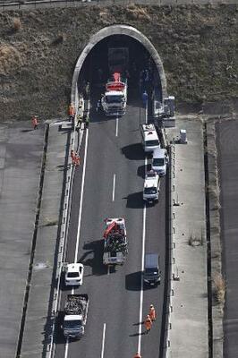 事故が発生した新名神高速道路下り線の野登トンネル=20日午前、三重県亀山市(共同通信社ヘリから)