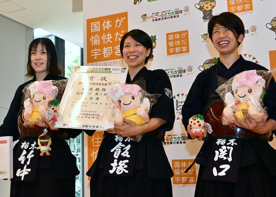剣道成年女子で優勝し、笑顔を見せる本県チームの（右から）関口、飯塚、竹中＝４日午前10時10分、宇都宮市のユウケイ武道館