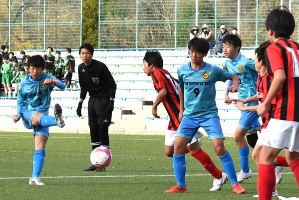 前半10分、ＦＣエルマーノ那須の緑川（左）が先制のゴールを決める＝青木サッカー場