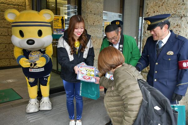 栃銀宇都宮東支店で詐欺被害防止を呼びかける行員ら＝13日午前、宇都宮市東宿郷３丁目