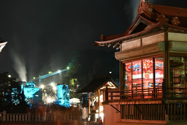幻想的な雰囲気に包まれた浅間神社と石灰工場