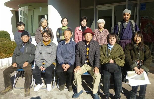 内山会長（前列左から３人目）、鈴木さん（同４人目）ら鳥居茶研究会のメンバー