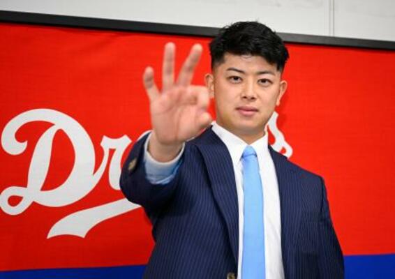 契約を更改し、ポーズをとる中日・松山=23日、ナゴヤ球場