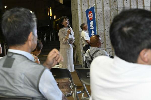 「平和の集い」で講演した嶋田さん＝２６日夜、宇都宮市江野町