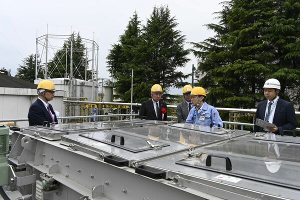 施設の説明を受ける浅野市長（左から２人目）