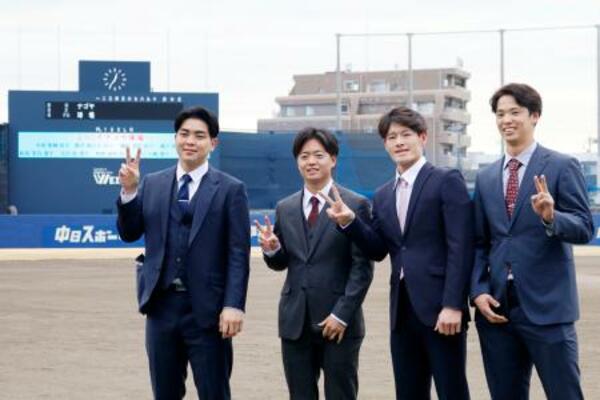 　ナゴヤ球場を見学した（左から）中日ドラフト１位の中西、２位の桜井ら＝１１日