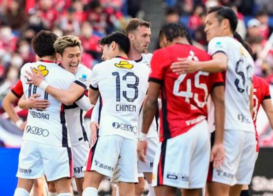 　浦和に逆転勝ちし、喜ぶチャブリッチ（中央）ら鹿島イレブン＝埼玉スタジアム