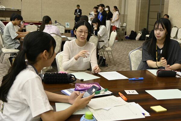 他県の生徒に地元の戦争体験などを話す那須町の中学生（中央）＝７日午前、広島市