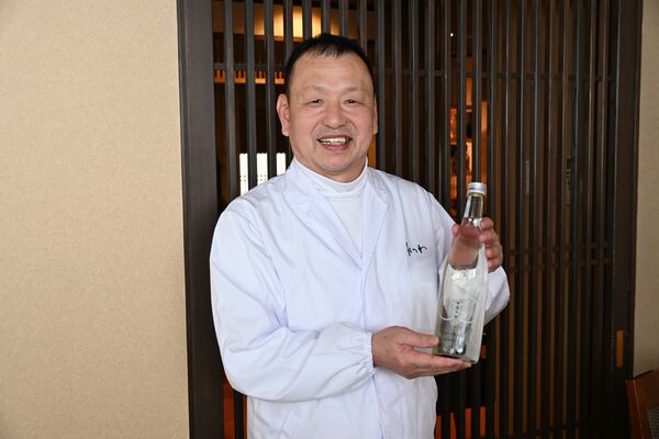 純米吟醸酒「ＥＮ．－つむぎて」を持つ植木社長＝宇都宮市