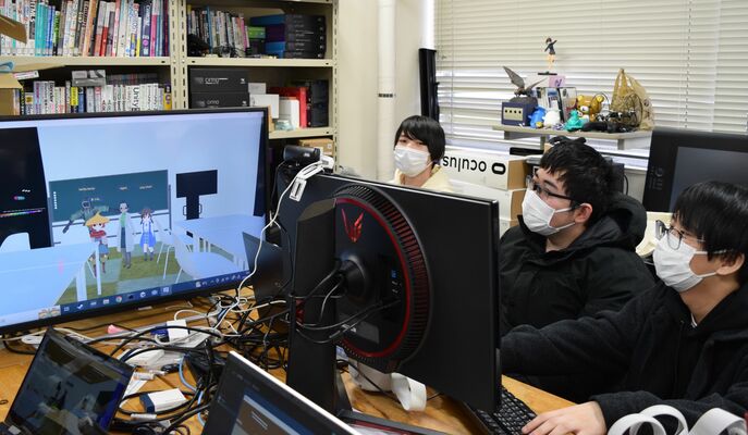 メタバース上の教室にいるアバターを操作する学生たち＝２０２２年１２月下旬、帝京大宇都宮キャンパス