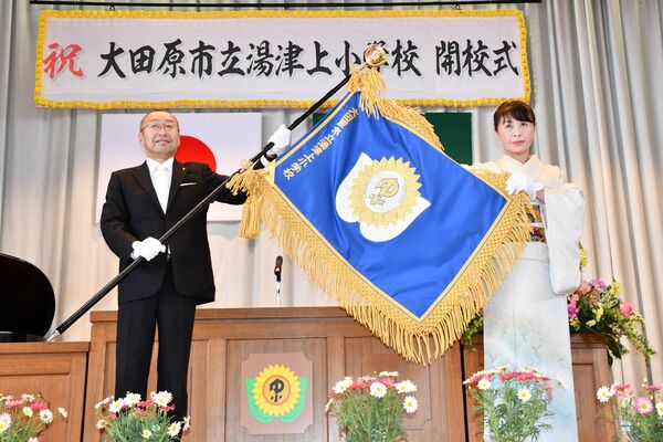 新しい校旗を佐藤校長（右）に授与する相馬市長