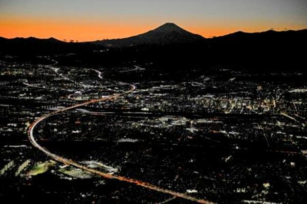 Uターンラッシュがピークを迎え、東京方面(手前)へ向かう車で渋滞する東名高速道路。左下は海老名サービスエリア、奥は富士山=3日午後5時23分(共同通信社ヘリから)