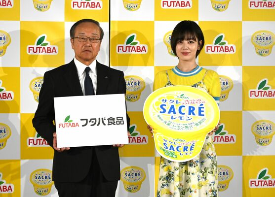 斎藤社長（左）とＣＭに出演した伊原さん＝13日午前、東京都内