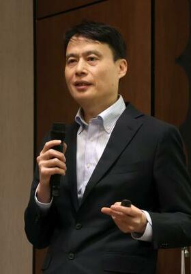 　３月３１日、ウクライナ・キーウで記者会見した「テラドローン」の徳重徹社長（共同）