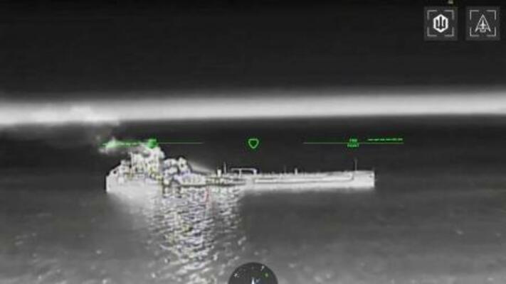 ウクライナ軍の攻撃を受けて煙を上げるタンカー(ウクライナ軍提供、ロイター=共同)