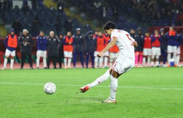 　ＰＫを放つチュニジアの選手＝３日（ロイター＝共同）