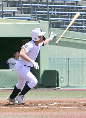 １回、佐野日大・中村が３点適時三塁打を放つ＝清原球場、佐々木優衣撮影