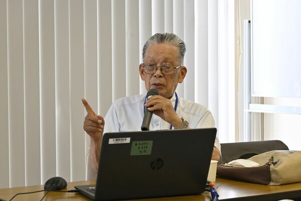全国の地方紙記者らに向けて被爆体験などを語る山本さん＝７月30日午後、広島市