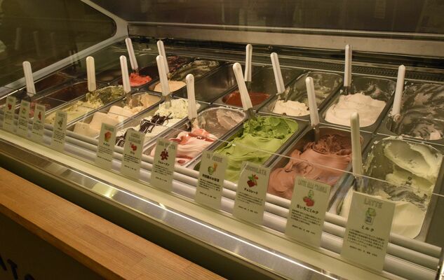 店頭に並ぶジェラート。ラインナップはシーズンごとに変わる