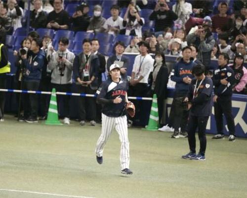 　ＷＢＣ日本代表と中日の壮行試合前、練習に向かう大谷翔平＝２７日、バンテリンドームナゴヤ