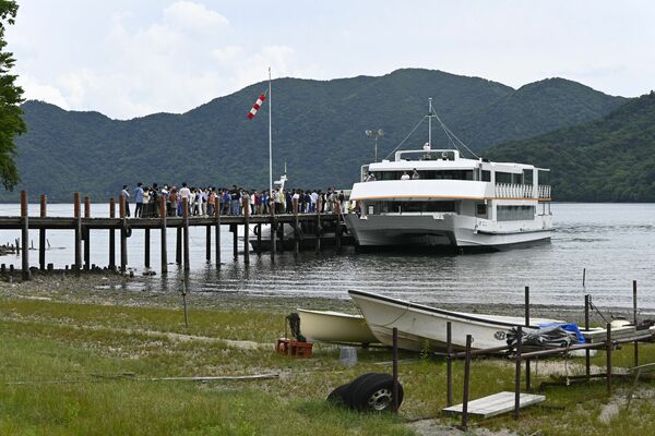 水位回復により中禅寺湖遊覧船の接岸が再開したことを受け、菖蒲ケ浜桟橋から遊覧船に乗り込む修学旅行の小学生