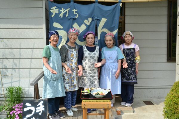 「みんなで相談しながらやっていきたい」と和気あいあい、うどん店を経営する女性たち