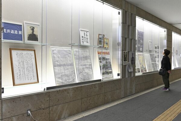 荒井退造の足跡や顕彰活動を紹介する企画展=23日午後、宇都宮市南図書館