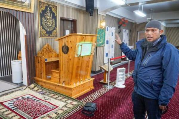 モスクを案内する代表のヘリザル・アダルデイさん=1月20日、大阪市西成区