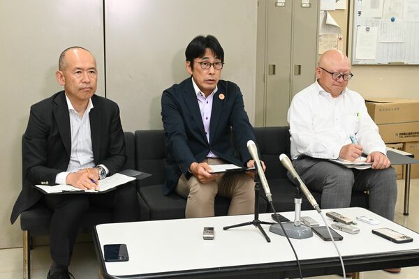 会議後、取材に応じる矢野建設部長（中央）ら同部幹部ら＝29日午後６時５分、宇都宮市政記者クラブ