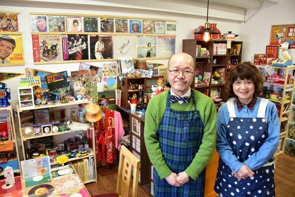 「あのころ」店内に立つ平山仁さん、真理子さん