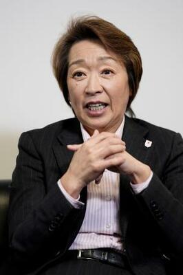 インタビューに応じるJOCの橋本聖子会長