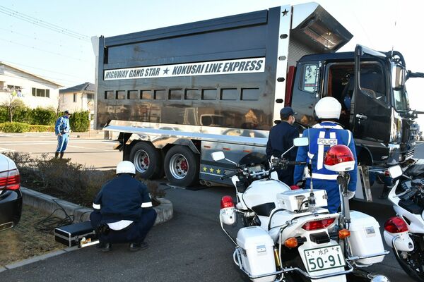 車両の重さを量る交通機動隊員ら＝８日午前９時、小山署