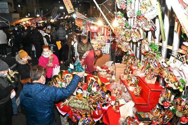 多くの来場者でにぎわう花市会場