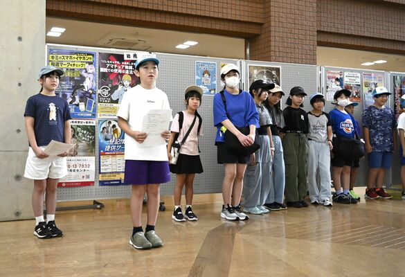 出発式で代表あいさつをする須崎さん（左から２人目）ら児童たち