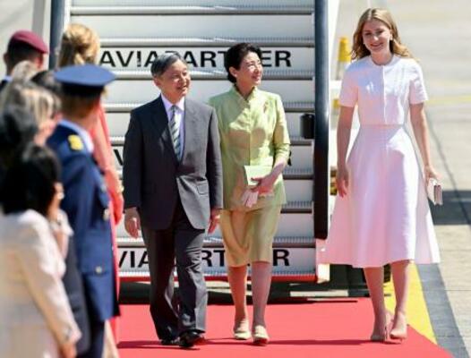 メルスブルク軍用空港に到着し、ベルギーのエリザベート王女の出迎えを受けられる天皇、皇后両陛下=20日、ブリュッセル郊外(代表撮影・共同)