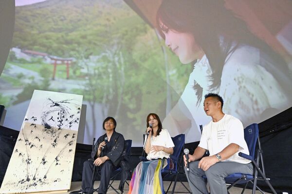 ドームシアターでトークセッションする相川さん（中央）ら＝28日午後１時40分、大阪市此花区の夢洲