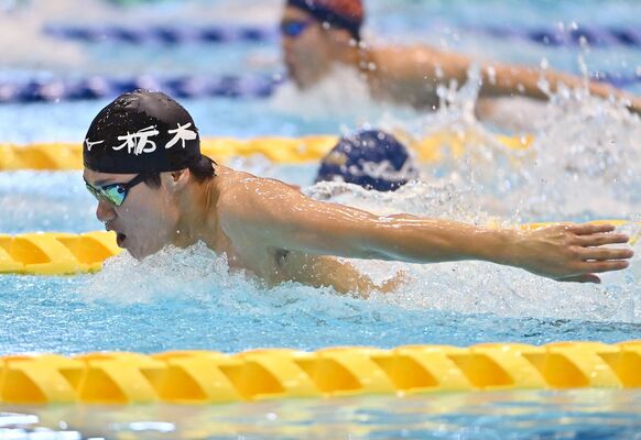 競泳少年男子Ａ４００メートル個人メドレー決勝　初優勝した松下（宇南高）のバタフライ＝鹿児島市鴨池公園プール