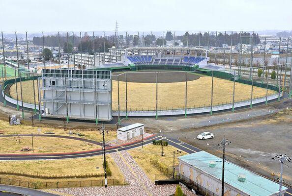 建て替え工事が完了し、供用開始を待つばかりの新球場＝21日午前10時25分、宇都宮市陽南４丁目