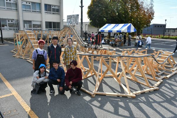 学生たちが完成させたローラーコースター