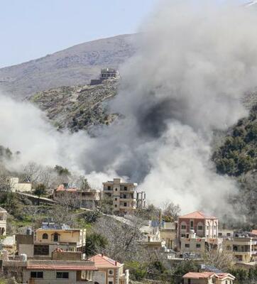 　１４日、レバノン南部ナバティエ県で空爆後に立ち上る煙（ゲッティ＝共同）