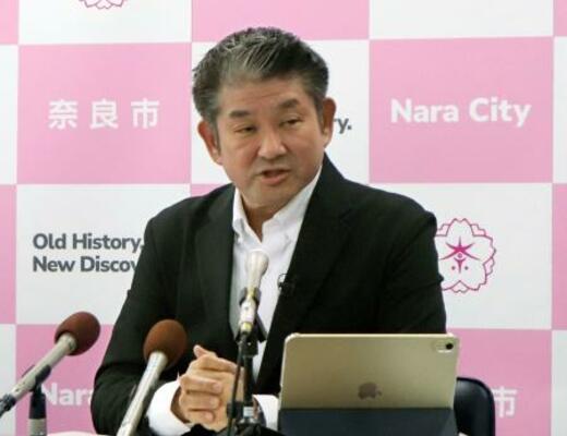 奈良市で記者会見する仲川げん市長=29日午前