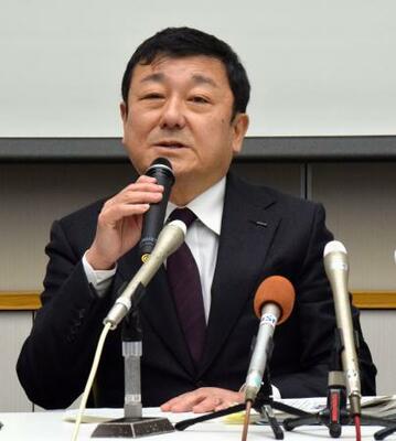 記者会見する東京電力柏崎刈羽原発の稲垣武之所長=29日午前、新潟県刈羽村