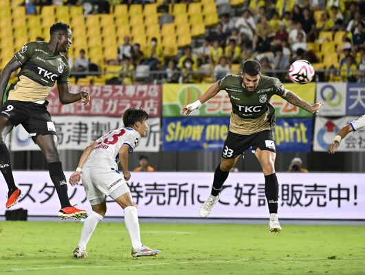 後半32分、栃木ＳＣのＤＦラファエル（右）がヘディングシュートを決める＝カンセキスタジアムとちぎ