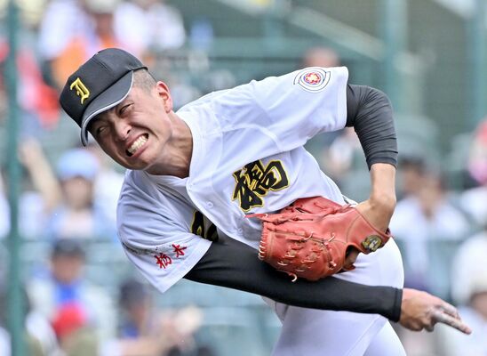 ２回途中から登板し、粘り強く力投した入江＝甲子園球場