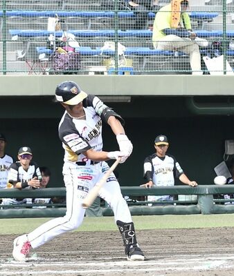 ６回、栃木ＧＢのダッタが中前に適時打を放つ＝エイジェックスタジアム