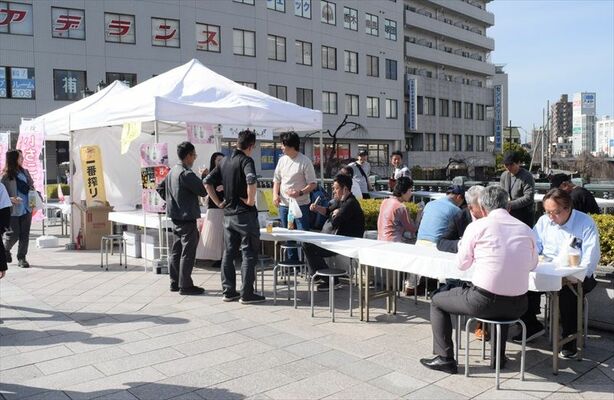 多くの人でにぎわう「復活！宮の橋屋台２０２４」
