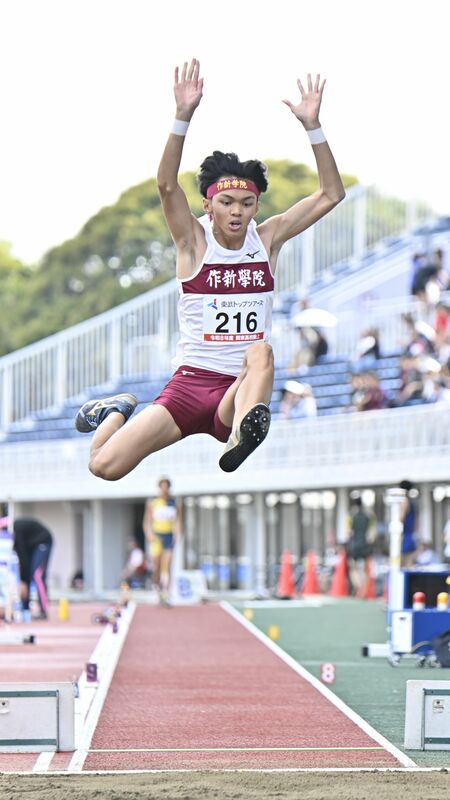 男子走り幅跳び　７メートル25で優勝したカトラル（作新）＝水戸信用金庫スタジアム、鈴木航撮影