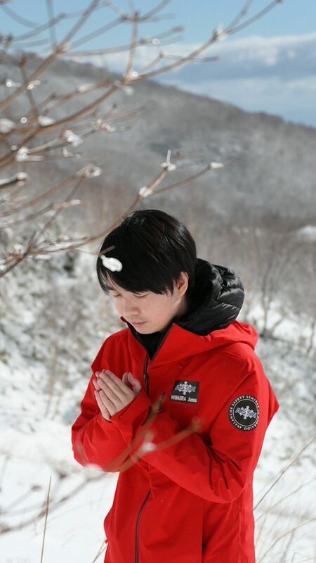 雪崩事故があった現場近くで献花し手を合わせる三輪浦さん=27日午前8時50分、那須町湯本